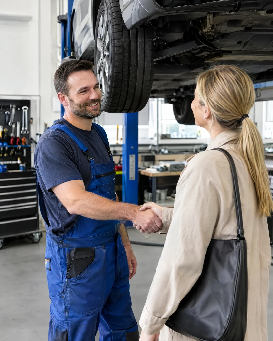 Handschlag bei einem Gespräch in der Werkstatt