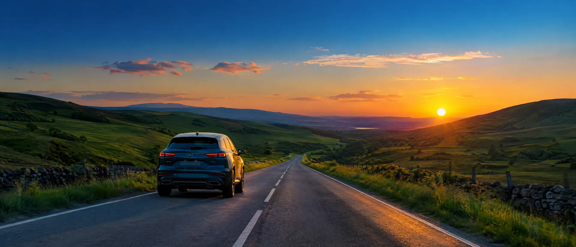 Auto auf einer Landstraße im Sonnenuntergang