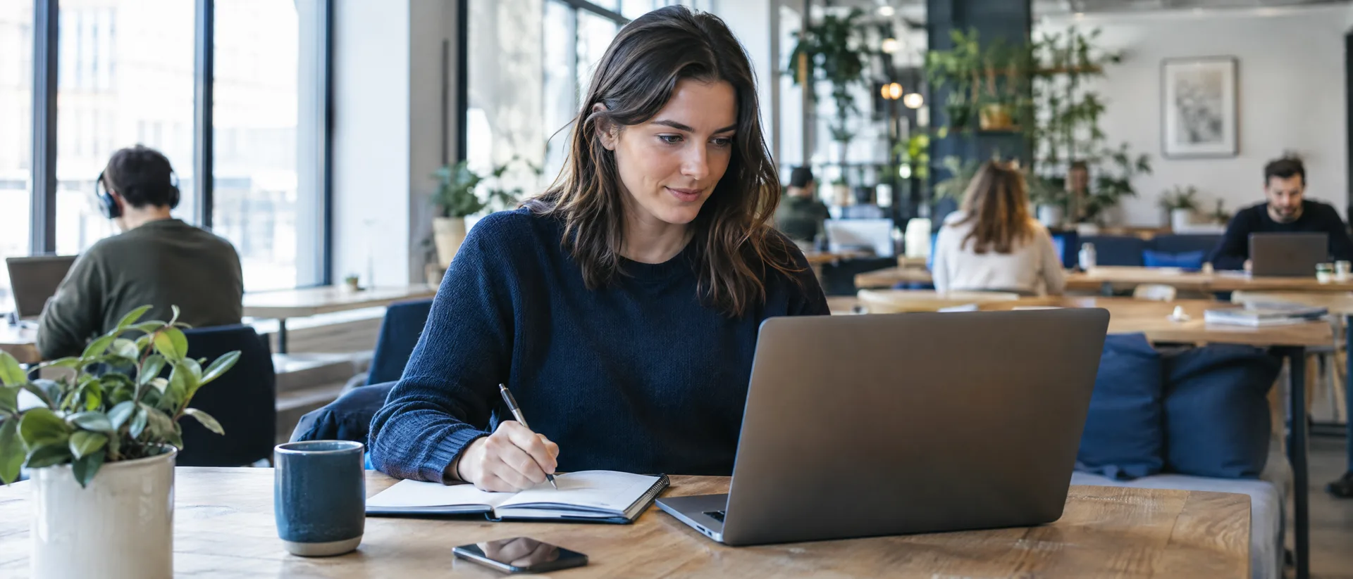 Menschen arbeiten gemeinsam in einem hellen Co-Working-Büro